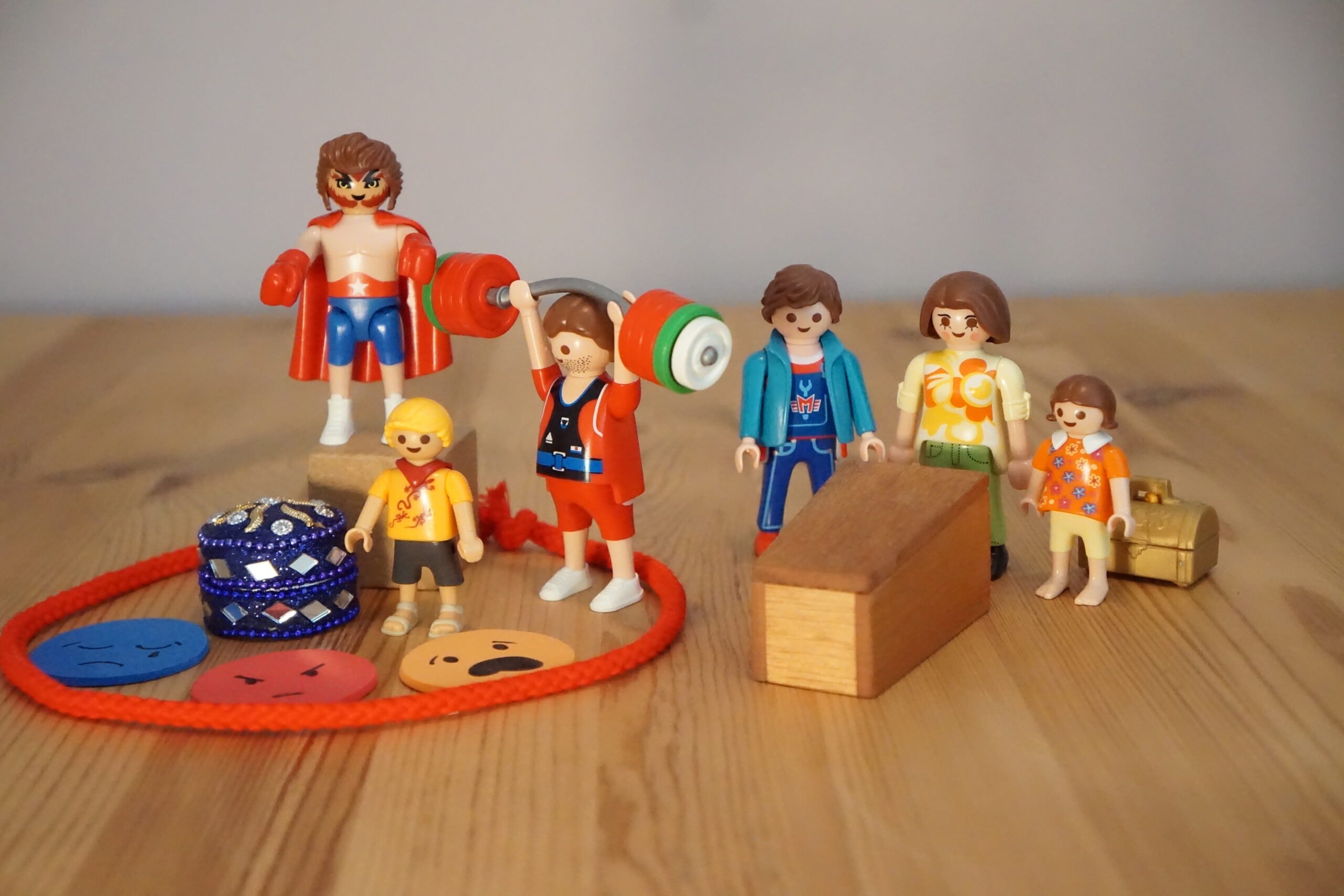 Werken met poppetjes scaled | Jacomijn Bardeloos Werken met poppetjes scaled